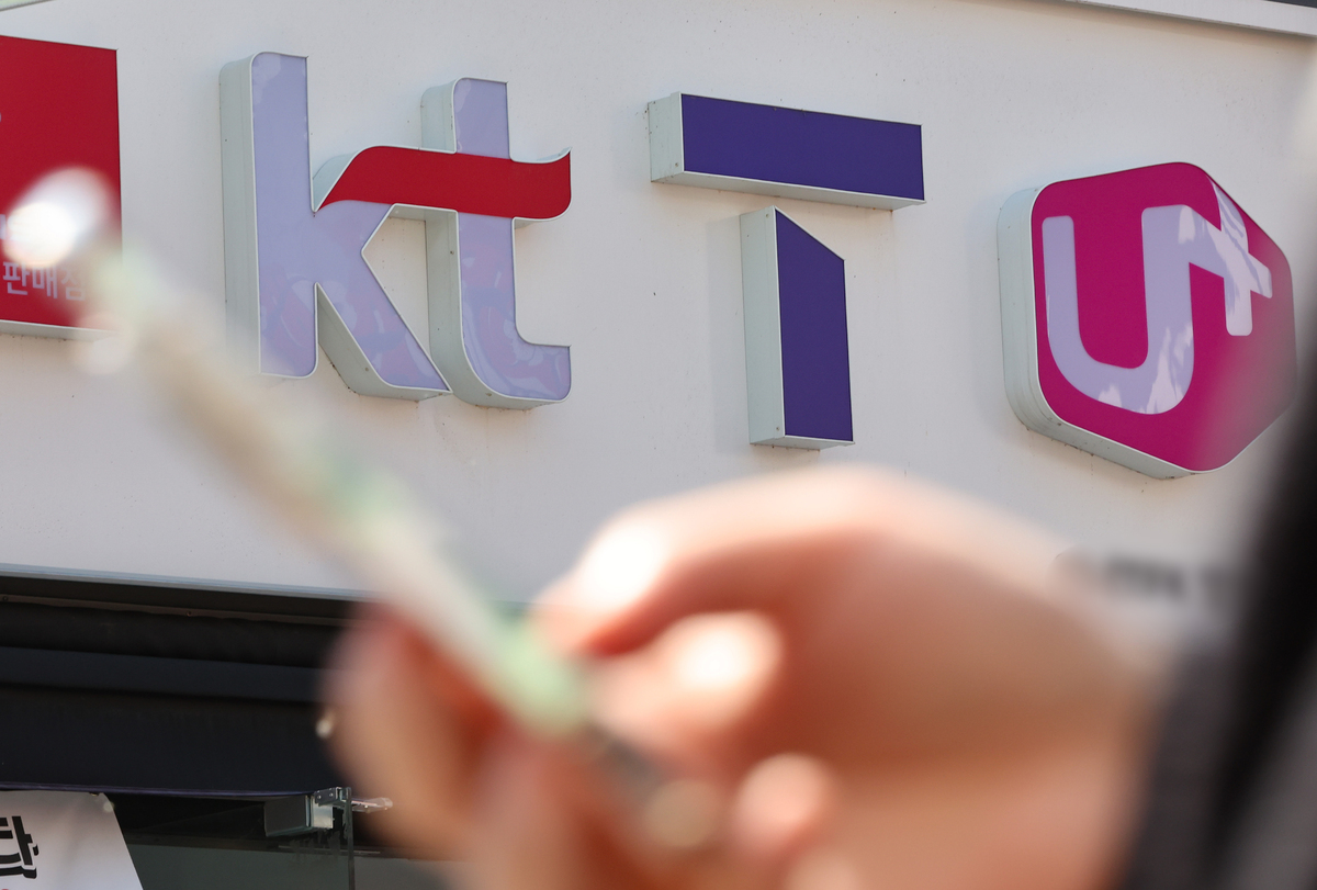 과학기술정보통신부가 9일 ‘기본통신권 보장을 위한 통신 3사 요금제 개편 방향’을 발표했다. 서울 시내 한 이동통신사 대리점의 모습. 뉴시스