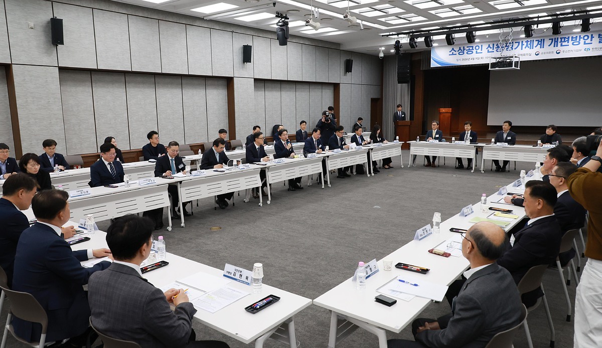 이억원 금융위원장이 9일 오후 서울 중구 은행회관 2층 국제회의실에서 개최한 제3차 신용평가체계 개편 태스크포스(TF) 회의에서 그간 신용평가체계 개편방안을 논의해 온 민간 전문가, 관계 기관, 중소벤처기업부, 소상공인연합회, 소상공인시장진흥공단, 신용보증재단중앙회 등 소상공인 관련 금융정책 수요자와 현장 여신 담당자 등과 함께 소상공인 특화 신용평가체계 도입방안에 대해 논의했다. 금융위 제공