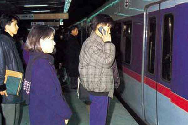 1996년 10월부터 지하철 2호선 4개 역사와 지하상가 등 전파 음영지역에 순차적으로 디지털 이동전화 서비스를 개시했다. 시민들이 지하철을 기다리며 이동전화 서비스를 이용하는 모습. SK텔레콤 제공