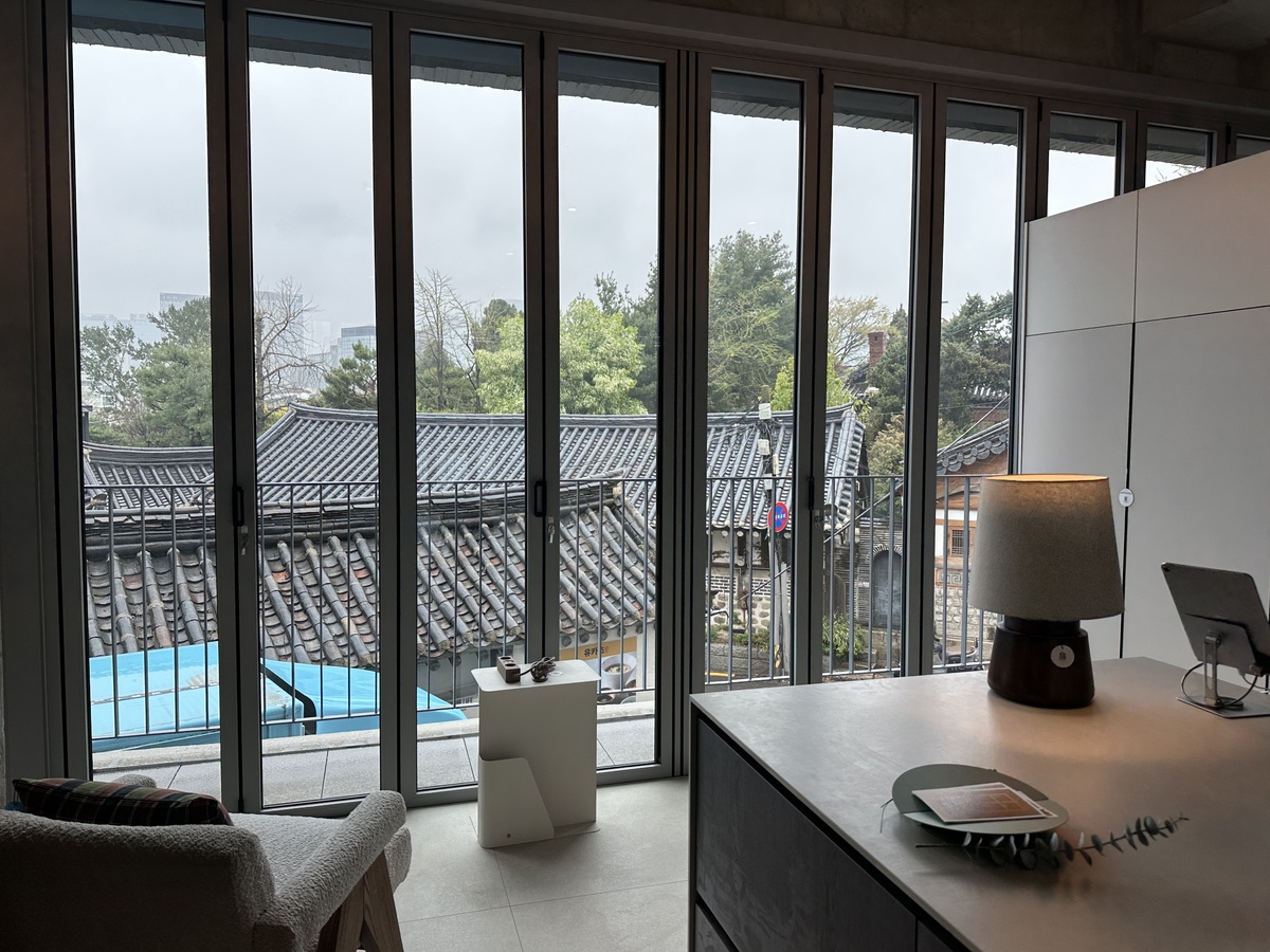 2층 스타일링 스튜디오에서는 넓은 창을 통해 한옥이 내려다 보여 이색적이다. 이화연 기자