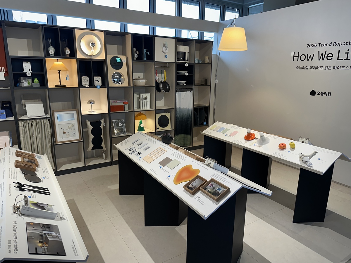 3층 크리에이터 아뜰리에에서는 오늘의집이 발간한 ‘2026년 트렌드 리포트’를 살펴볼 수 있다. 이화연 기자