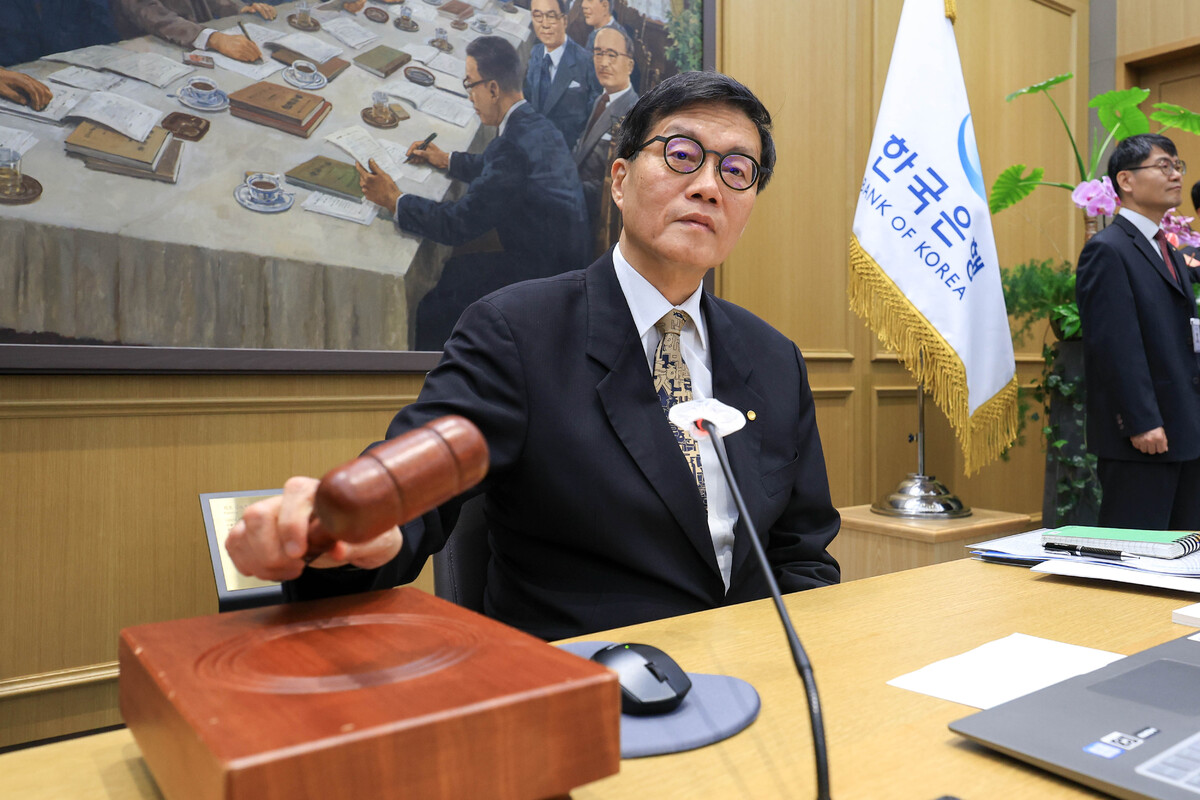 이창용 한국은행 총재가 10일 서울 중구 한국은행 본관에서 열린 금융통화위원회 본회의에서 의사봉을 두드리고 있다.&nbsp; 사진&nbsp;= 뉴시스