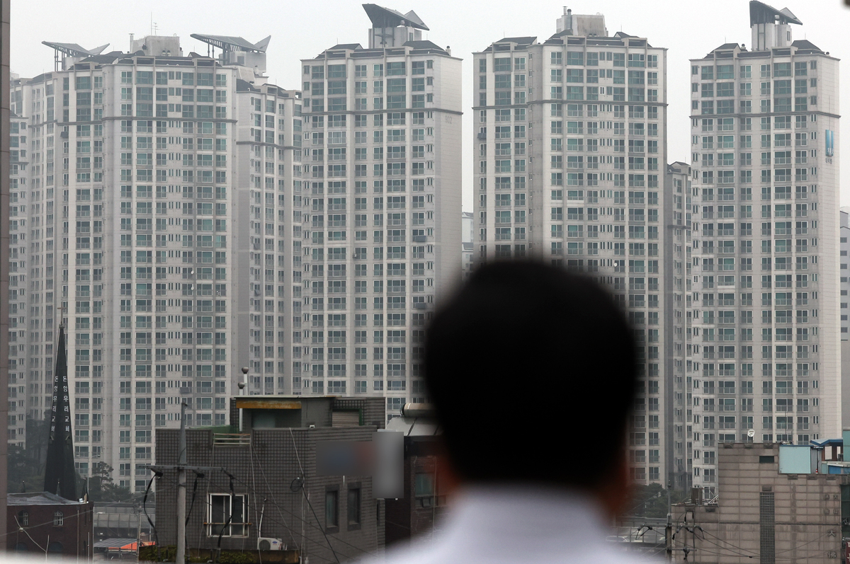 서울 강북권 아파트 평균 매매가격이 처음으로 11억원을 넘어섰다. KB부동산 월간 통계에 따르면 서울의 한강 이북 14개지역 아파트 매매 평균가격은 2월 10억9671만원에서 3월 11억1831만원으로 오르며 처음으로 11억원을 돌파한 것으로 나타났다. 뉴시스