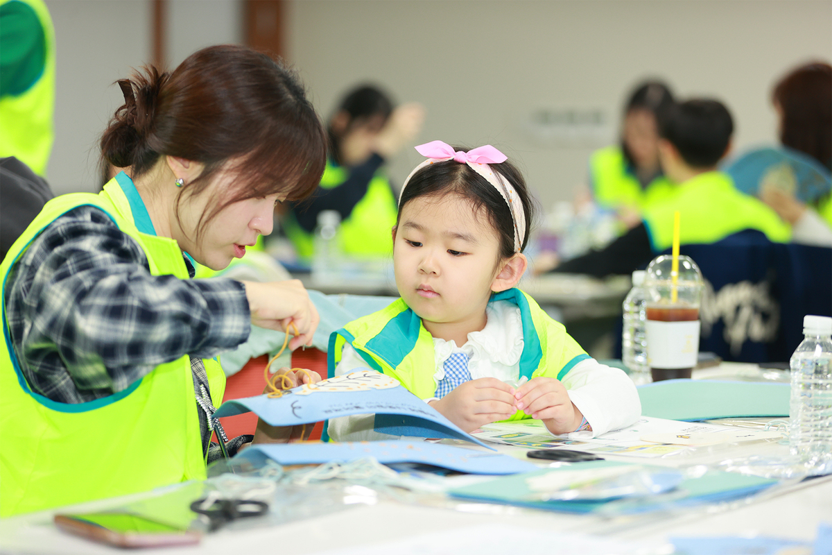 하나금융그룹은 지난 11일 하나금융그룹 명동사옥에서 시각장애인을 위한 ‘점자 촉각 교구 제작’ 봉사활동을 실시했다. 이날 봉사활동에 참여한 하나금융그룹 임직원과 임직원 가족들이 점자 촉각 교구를 만들고 있다. 하나금융 제공