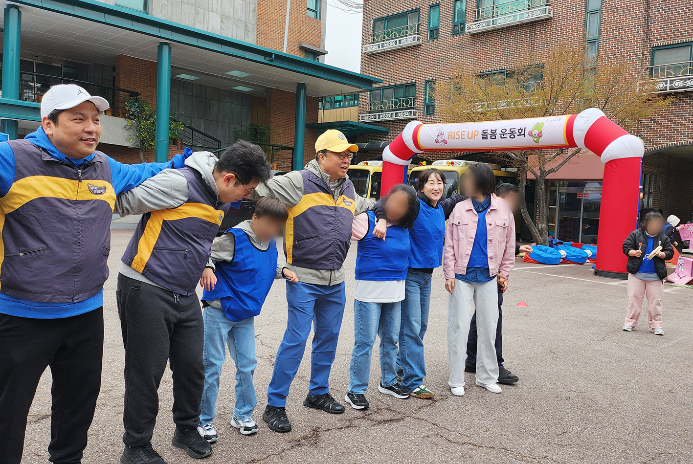 김영성 KB자산운용 대표(가운데)와 회사 임직원들이 지난 11일 서울 강서구 교남소망의집에서 ‘RISE UP 돌봄 운동회’를 진행한 뒤 기념사진을 촬영하고 있다. KB자산운용 제공