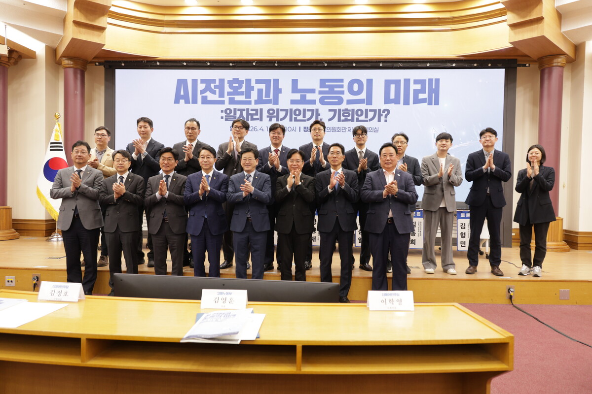 김주영 더불어민주당&nbsp;의원이&nbsp;생성형 AI를 넘어 휴머노이드 로봇 등 산업 현장에 본격 도입되고 있는 AI 기술이 사무직과 제조·물류 등 전반에 미칠 영향을 분석하기 위한&nbsp;토론의 장을&nbsp;마련했다. 김주영 의원실 제공