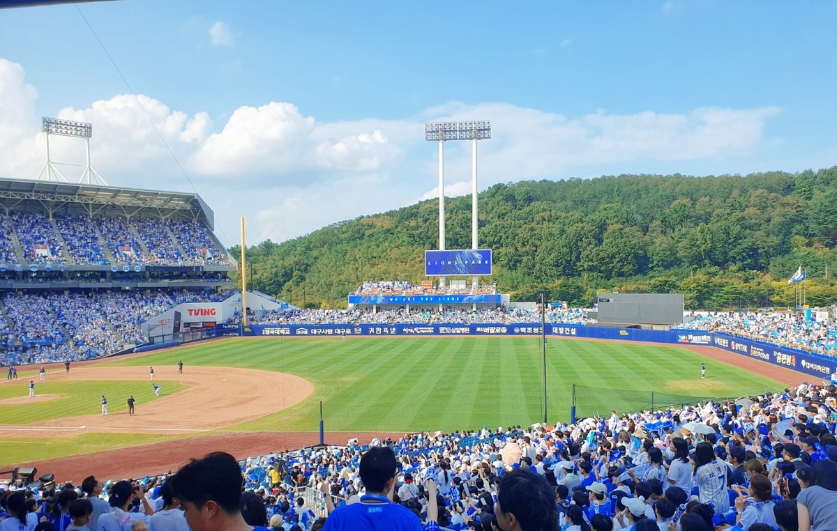 4월 중순임에도 낮 최고기온이 25도를 넘기면서 스포츠 직관 팬들이 챙겨야 할 준비물도 늘었다. 사진은 대구삼성라이온즈파크. 박재림 기자