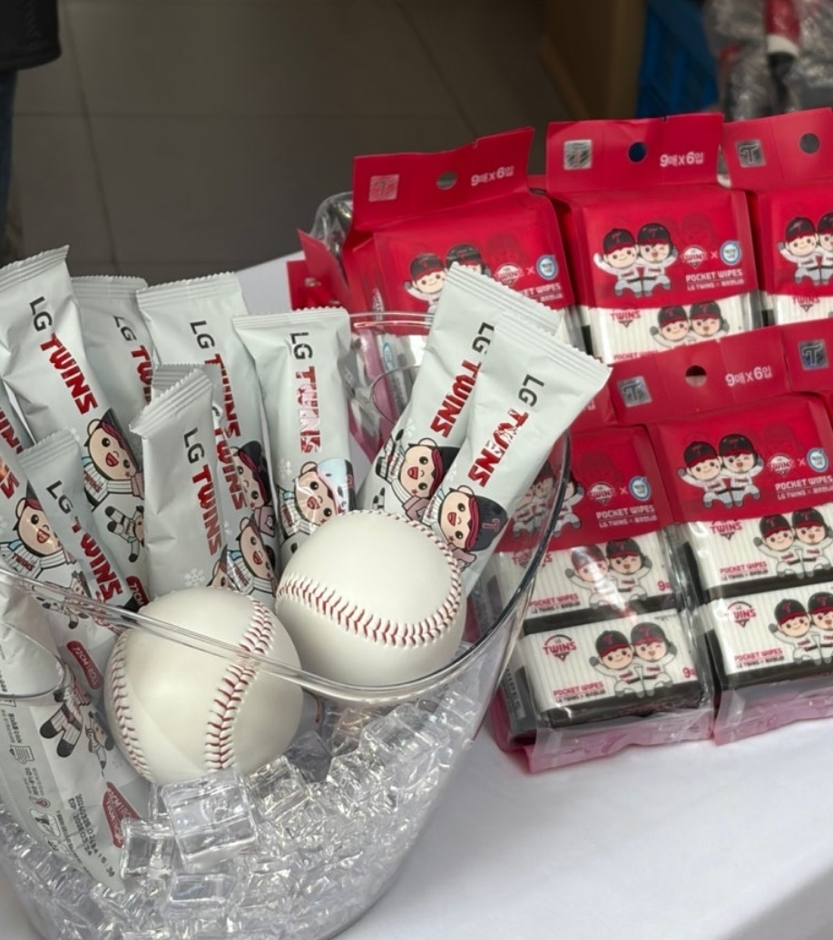 LG트윈스 개릭터가 새겨진 쿨링타올과 포켓물티슈. 깨끗한나라 제공