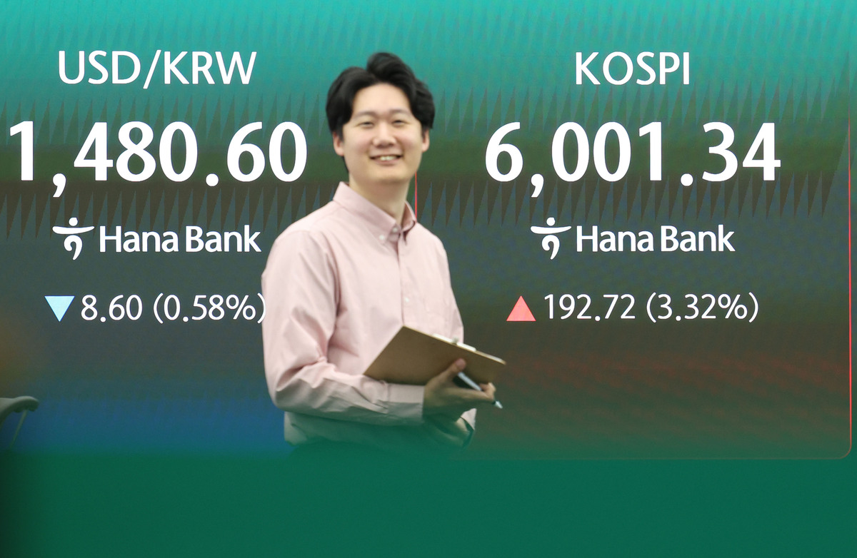 [서울=뉴시스] 조수정 기자 = 코스피가 미·이란 협상 기대감에 42일만에 6000포인트를 재돌파한 14일 오전 서울 중구 하나은행 딜링룸 전광판에 지수가 표시돼 있다. 2026.04.14. chocrystal@newsis.com