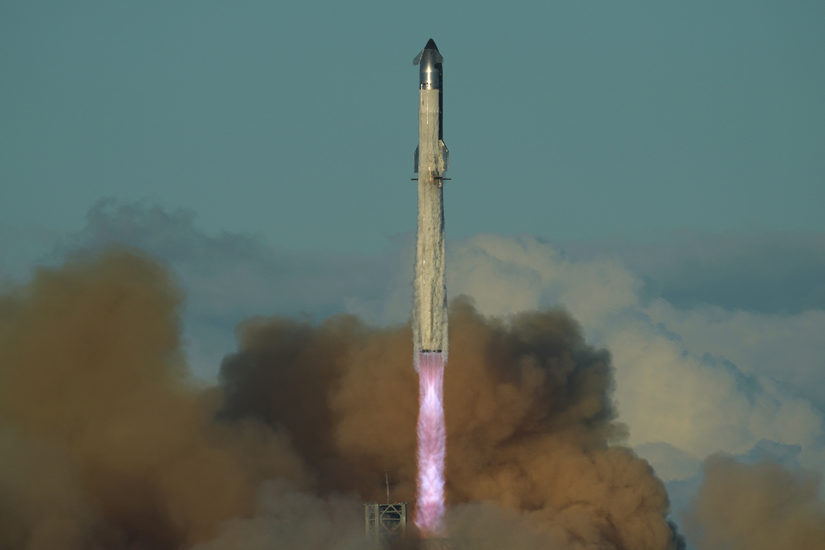 스페이스X의 대형 우주선 스타십이 지난해 10월 미국 텍사스주 보카치카 해변의 스타베이스 기지에서 11번째 시험 발사되고 있다. AP/뉴시스