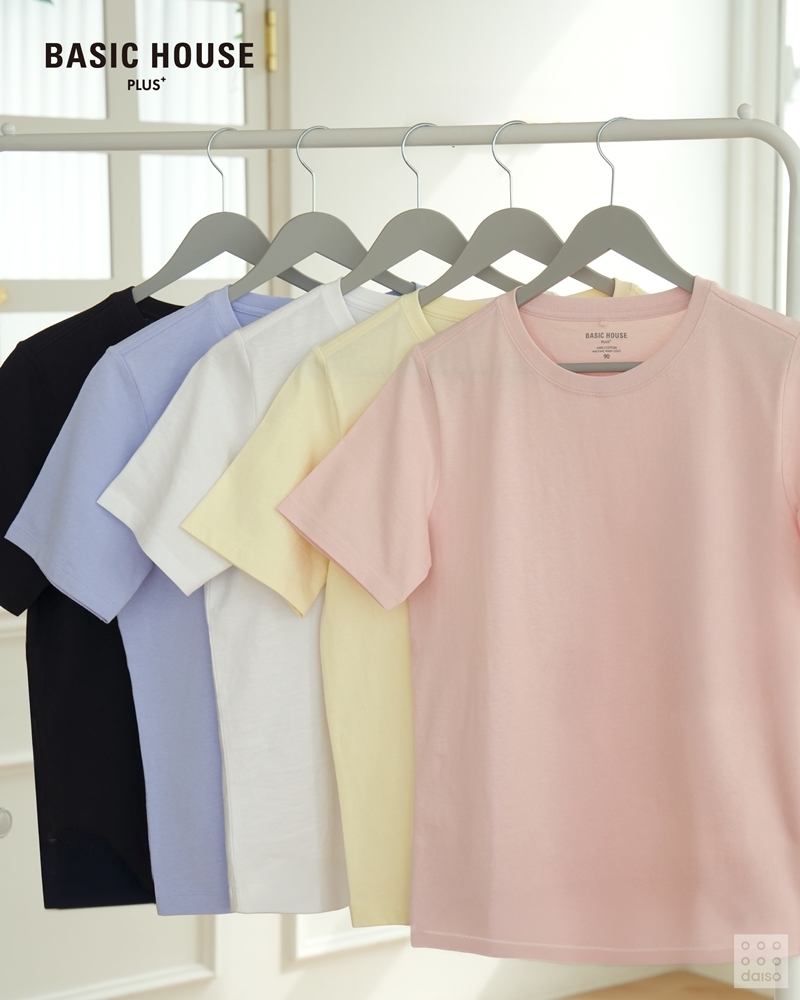 다이소가 지난달 출시한 ‘베이직하우스 플러스+’ 티셔츠. 아성다이소 제공