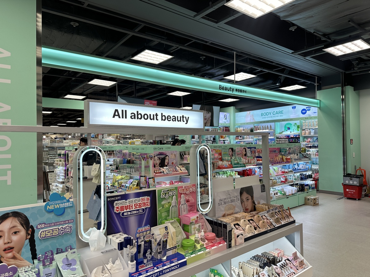 다이소가 가성비 소비 트렌드를 이끌고 있다. 수도권의 한 다이소 매장에 뷰티 전용 코너가 마련돼 있다. 이화연 기자