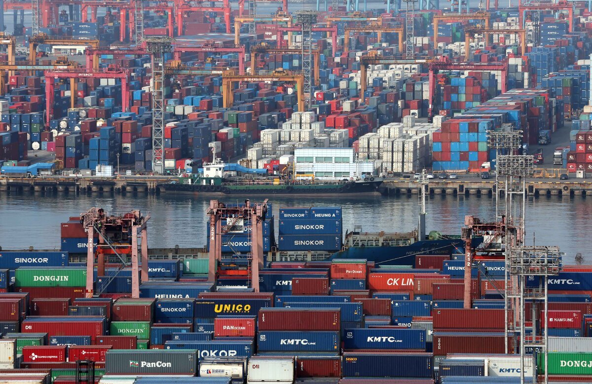 부산 남구 신선대(사진 아래) 및 감만(위) 부두 야적장에 수출입 컨테이너가 쌓여 있다. 뉴시스