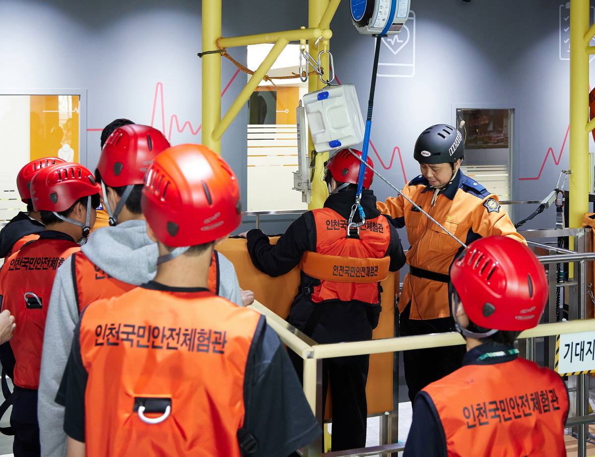 KB손해보험이&nbsp;진행한 캠페인을 통해&nbsp;아동들이 생활·화재·자연재난 대응 체험 교육에 참여하며 안전 수칙을 익혔다. KB손해보험 제공