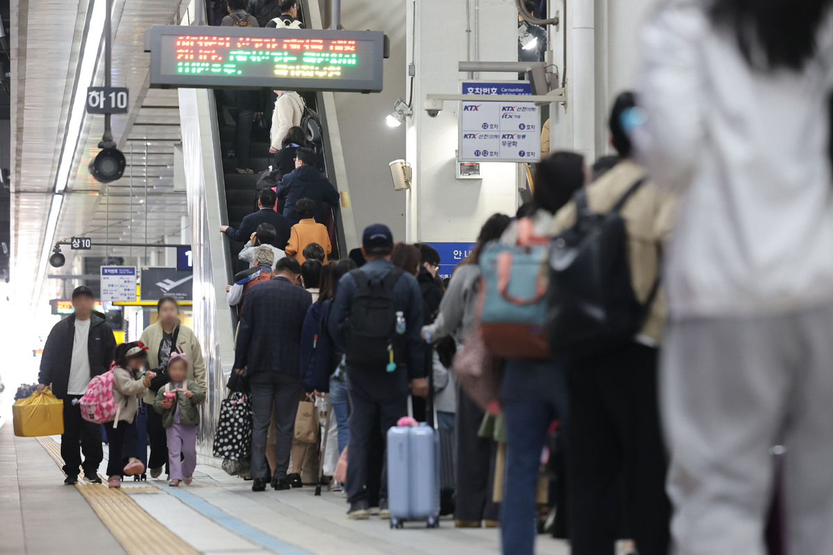 최근&nbsp;서울 용산구 용산역에서 시민들이 열차를 이용하는 모습.&nbsp;올해 1분기(1∼3월) 국내에서 열차 탑승객이 4211만명을 기록하며 역대 1분기 기준 최대를 기록했다. 뉴시스