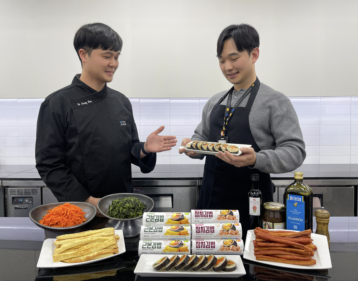 GS25 연구원과 상품기획자(MD)가 김밥 신제품에 대한 의견을 나누고 있다. GS리테일 제공