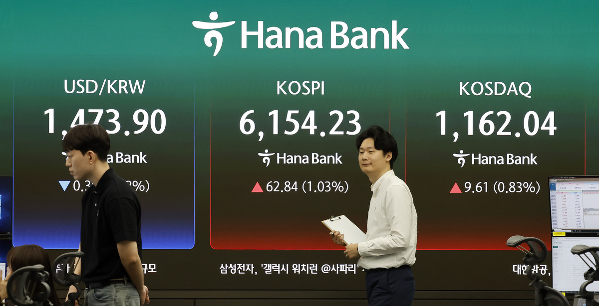 코스피가 전 거래일보다 58.10포인트(0.95%) 상승한 6149.49에 개장한 16일 오전 서울 중구 하나은행 딜링룸 전광판에 지수가 표시돼 있다. 뉴시스