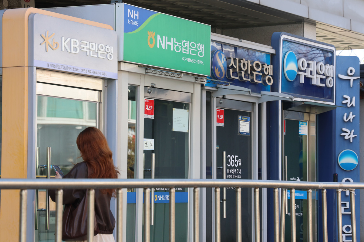 정부의 가계부채 관리 기조 강화로 올해 주요 시중은행의 가계대출 증가율이 1% 안팎에 머물 것으로 보인다. 지난 12일 서울 시내 마련된 주요 은행 ATM 모습. 뉴시스