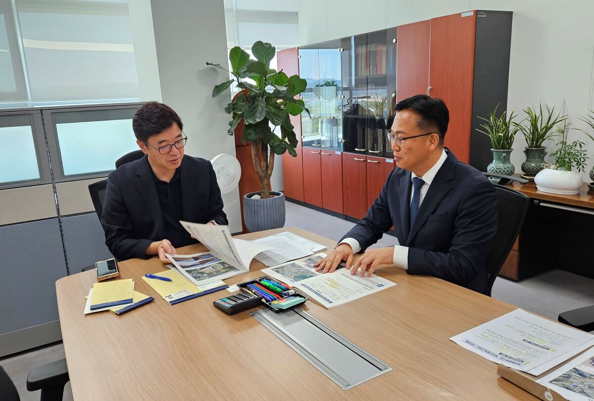 조석훈 목포시장 권한대행(오른쪽)이 지난 16일 정종훈 행정안전부 지방재정국장(왼쪽)과 면담에서 특별교부세 건의 사업에 대해 설명하고 있다. 목포시 제공