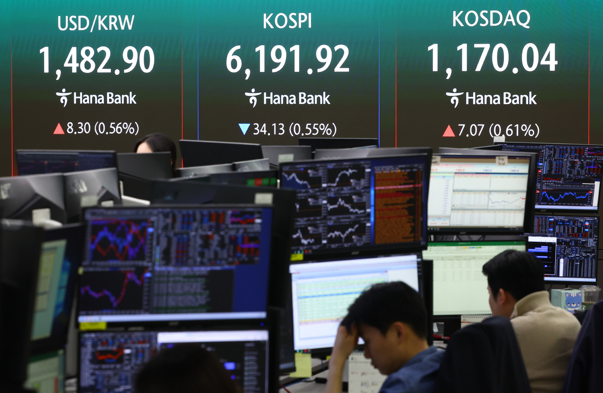 코스피가 전 거래일보다 34.13포인트(0.55%) 하락한 6191.92에 마감한 지난 17일 오후 서울 중구 하나은행 딜링룸 전광판에 지수가 표시돼 있다. 뉴시스