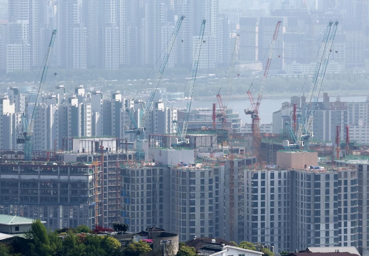 사진은 최근 오후 서울 중구 남산에서 바라본 도심 신축 아파트 공사 현장 모습. 뉴시스