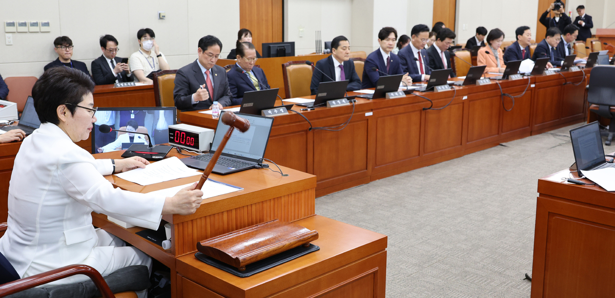 임이자 국회 재정경제기획위원회 위원장이 20일 오후 서울 여의도 국회에서 열린 전체회의에서 의사봉을 두드리고 있다. 뉴시스