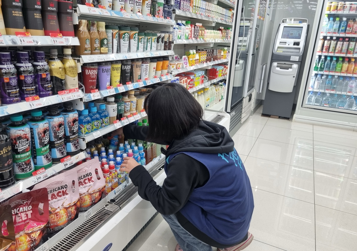 20대 직장인 이모씨가 서울 시내 한 편의점에서 매장에 입고된 물류를 정리하고 있다. 이씨는 투잡으로 주말에 아르바이트를 하고 있다. 사진=주다솔 기자