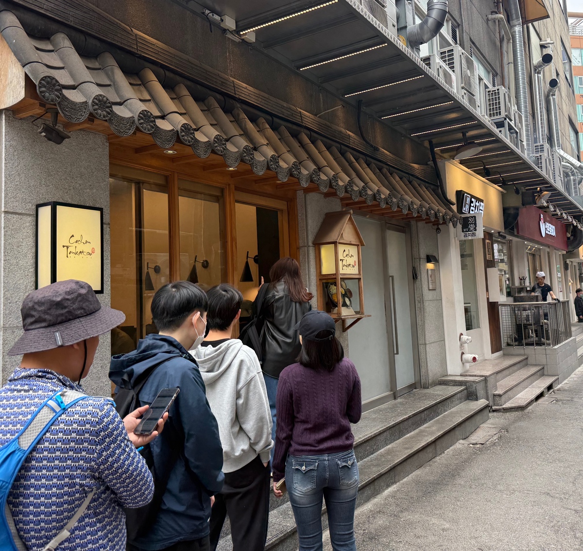 서울 서대문구 신촌 연세대 앞에 위치한 한 돈까스집에서 시민들이 입장을 위해 줄을 서고 있다. 이곳은 ‘거지맵’에서 가성비 1위 식당으로 알려진 곳이다. 사진=주다솔 기자