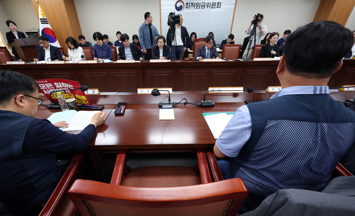 21일 세종시 정부세종청사에서 열린 최저임금위원회 1차 전원회의에서 권순원 신임 위원장 선출에 반발하며 퇴장한 민주노총 위원들의 자리에 비어 있다. 뉴시스