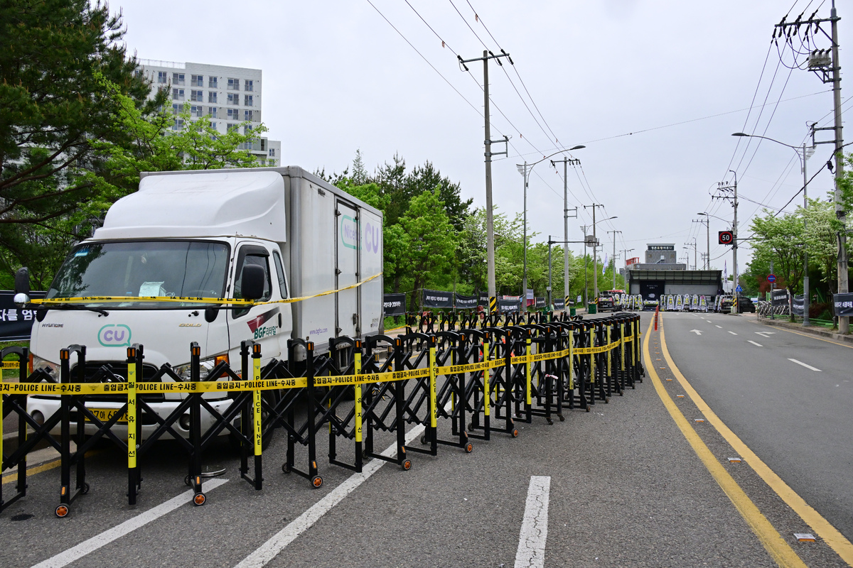 22일 오전 경남 진주시 정촌면 BGF로지스 진주센터 인근 사고 현장에 사고 화물차량이 세워져 있다. 뉴시스