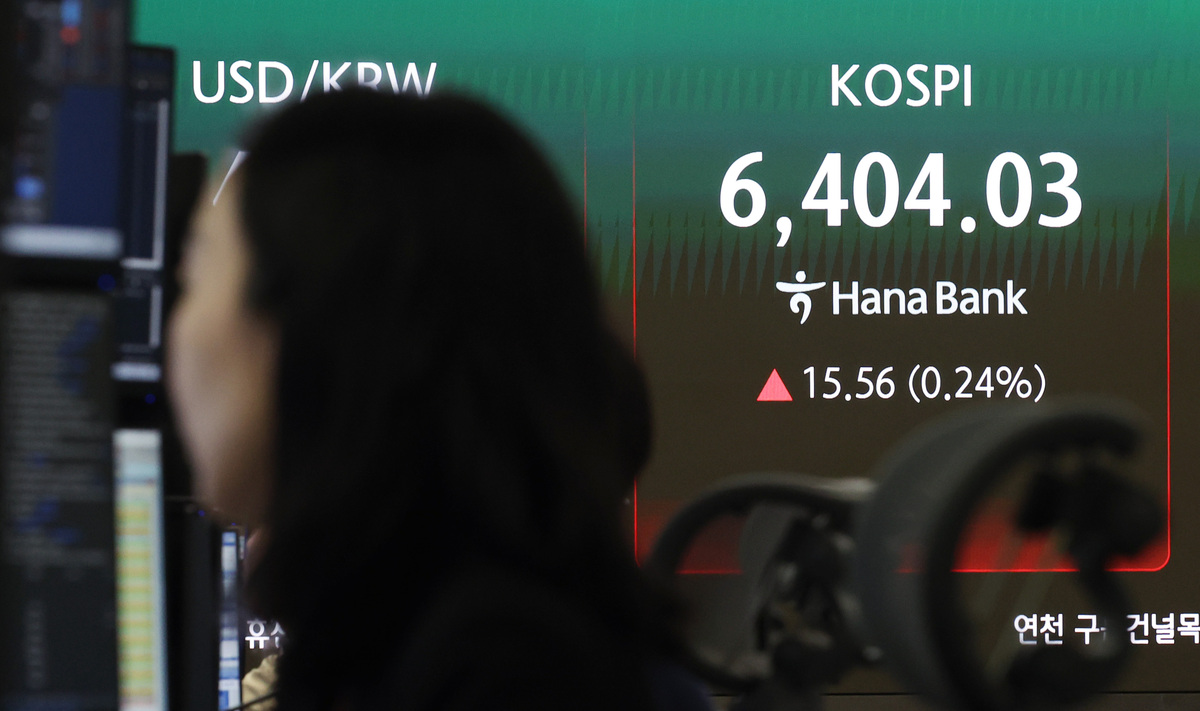 22일 오전 서울 중구 하나은행 딜링룸. 사진=뉴시스