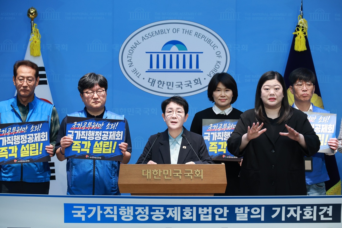 박정현 더불어민주당 의원이 22일 국회 소통관에서 열린 ‘국가직행정공제회법’ 발의 기자회견에서 발언하고 있다. 의원실 제공