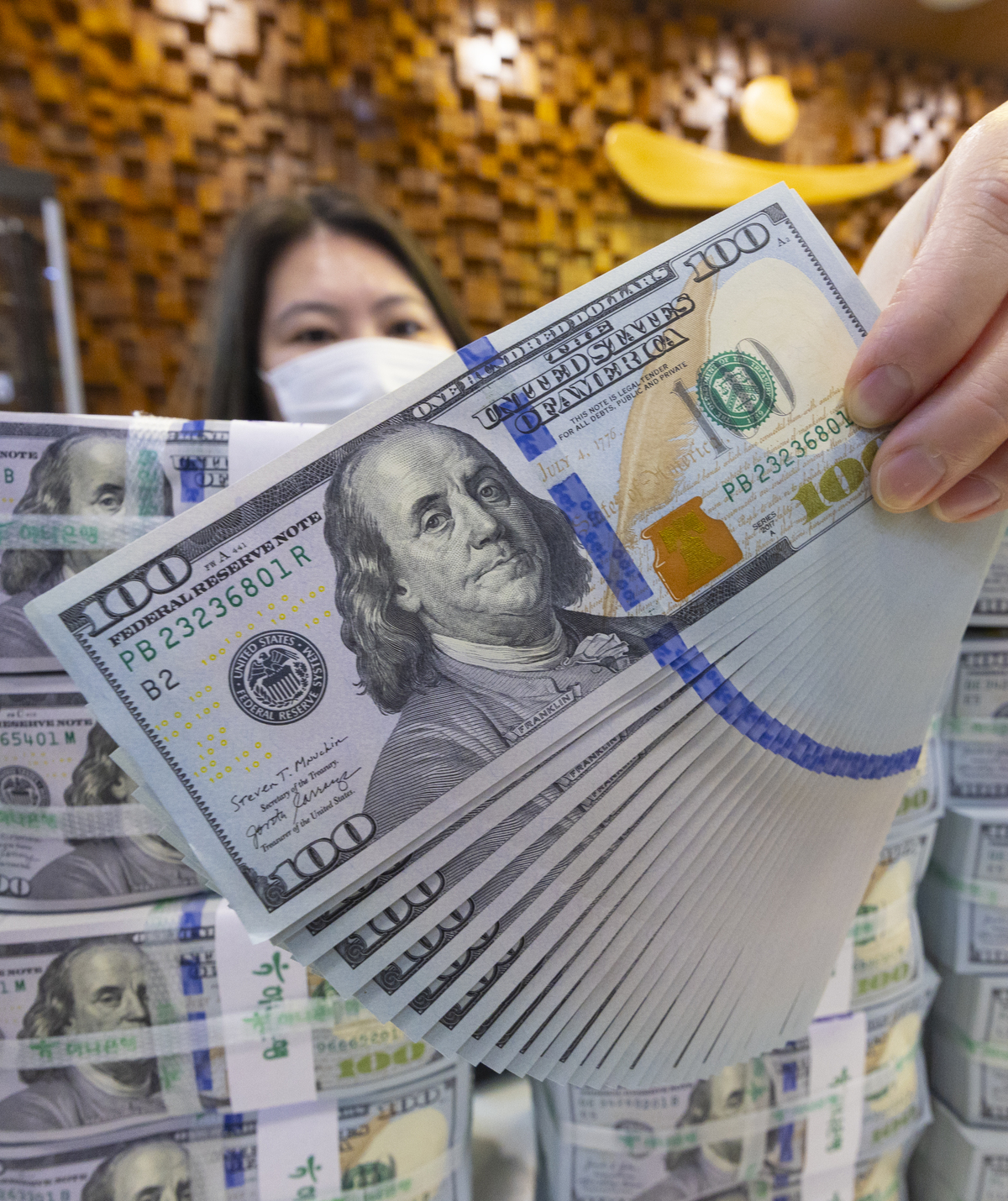 서울 중구 하나은행 위변조대응센터에서 직원이 달러를 들고 있다. 뉴시스