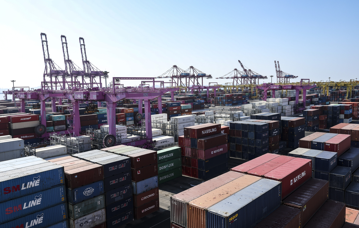 인천 연수구 인천신항 야적장에 컨테이너가 놓여 있다. 뉴시스