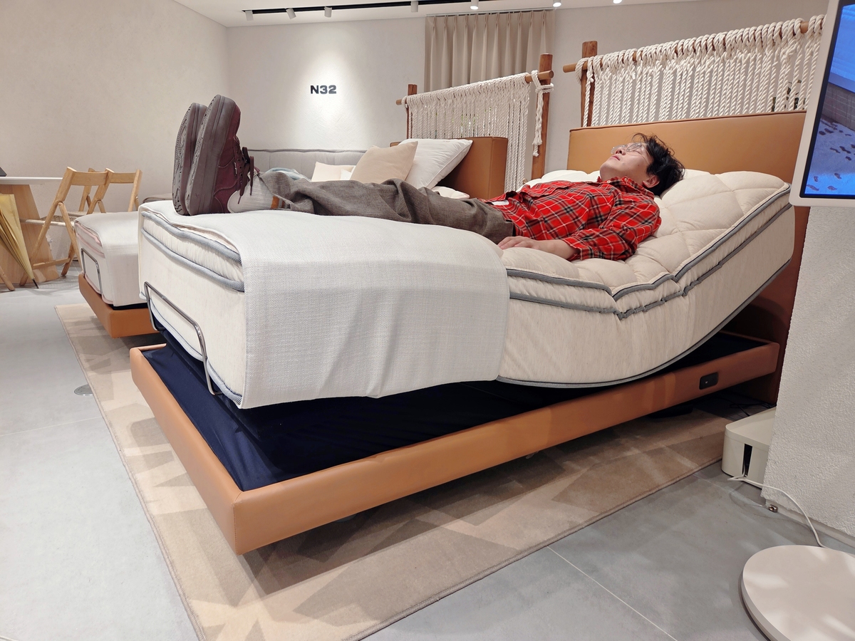 기자가 모션베드의 무중력 모드를 체험하고 있다. 박재림 기자