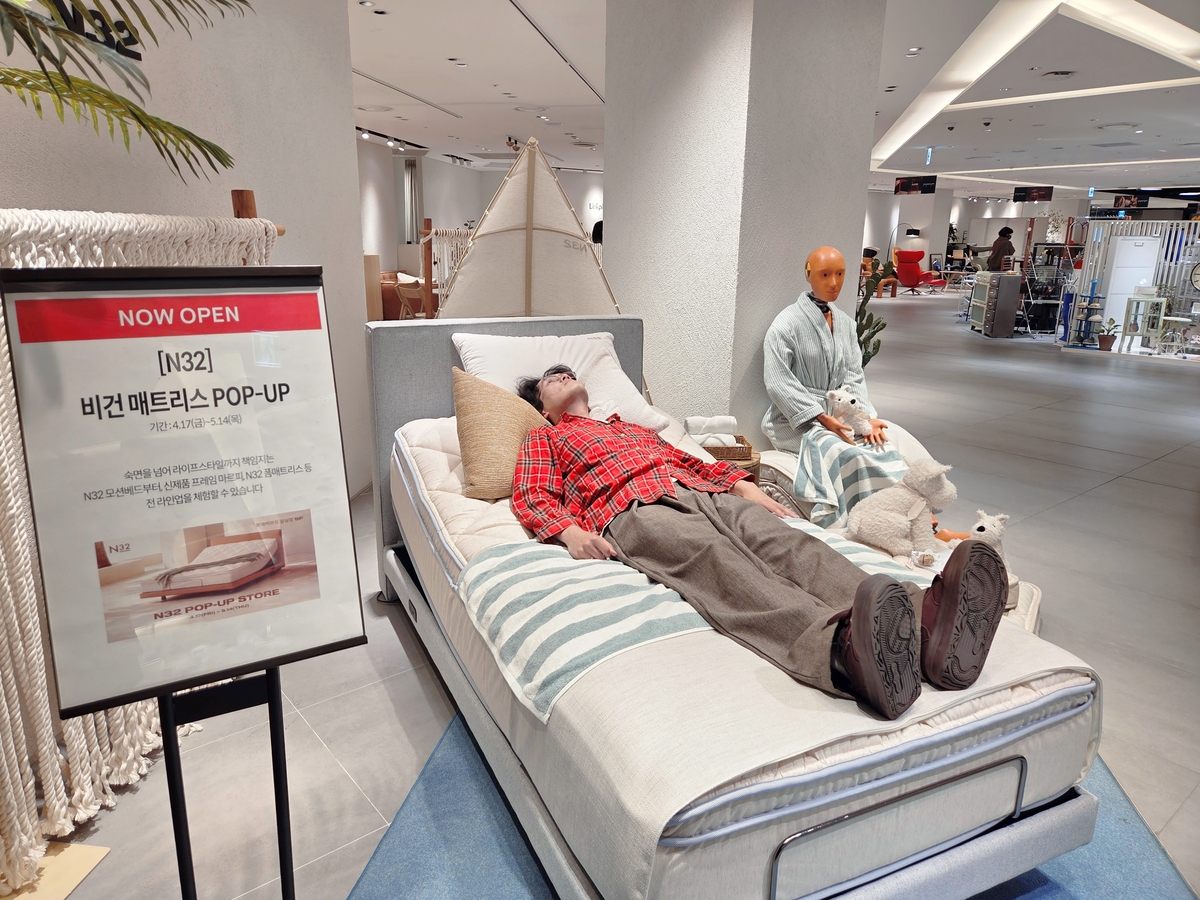롯데백화점 잠실점에 위치한 N32 팝업스토어에서 기자가 모션베드·폼 매트리스를 체험하고 있다. 박재림 기자