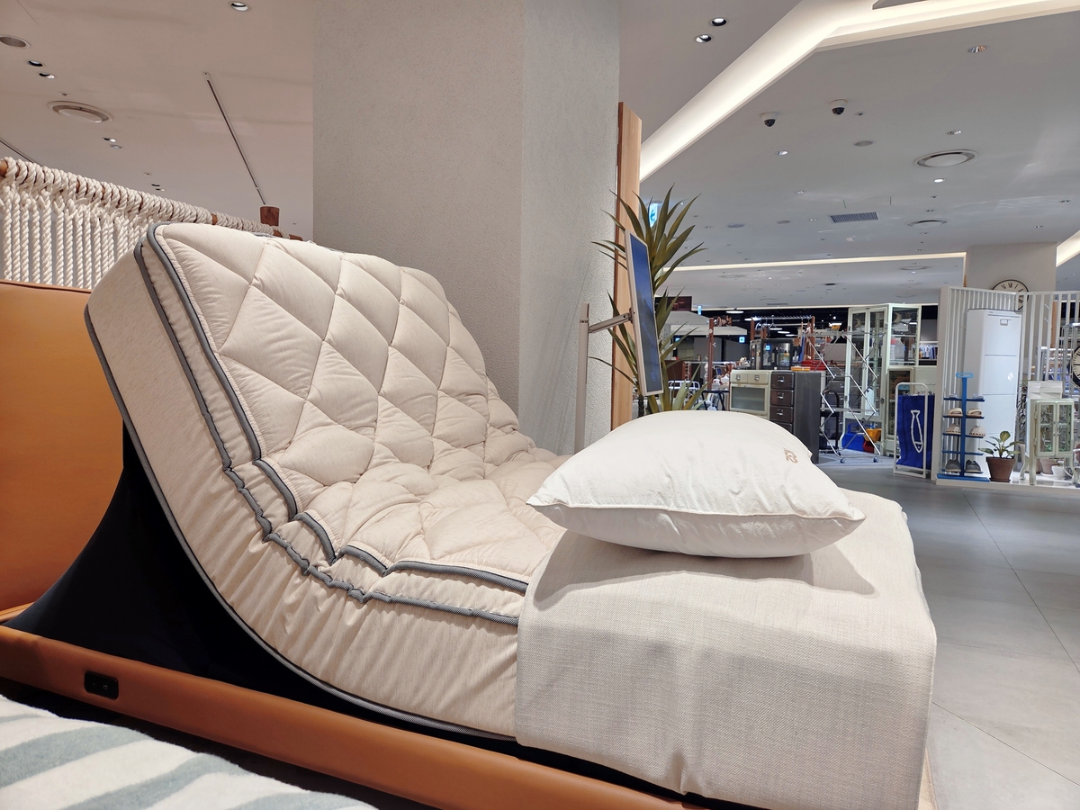 N32 모션베드를 통해 폼 매트리스 윗부분이 높이 올라가 있다. 모션베드는 사용자가 원하는대로 매트리스의 높이와 각도를 조정할 수 있다. 분절면에 스판으로 된 안전 가림천이 있고 안전 센서가 부착돼 어린 아이나 반려동물이 들어가서 다칠 염려가 없다. 박재림 기자