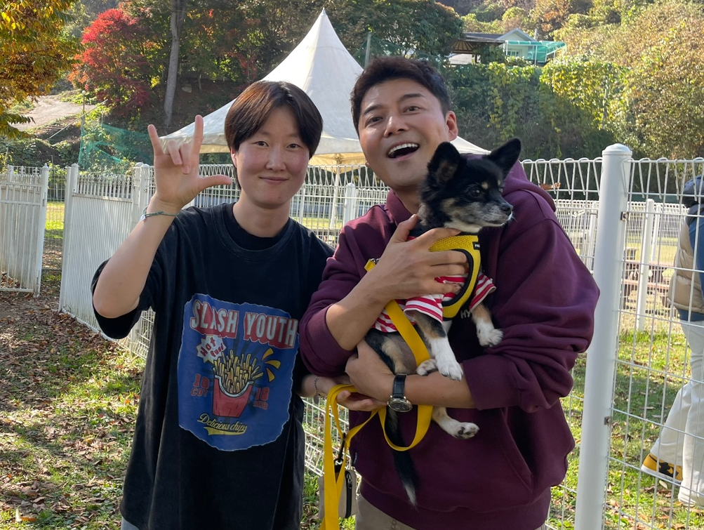 청각장애인 원서연 씨가 TV 예능&nbsp;집 나가면 개호강&nbsp;촬영 당시 방송인 전현무와 기념사진을 찍고 있다. 전현무가 안고 있는 강아지는 청각장애인도우미견 구름이다. 원서연 씨 제공