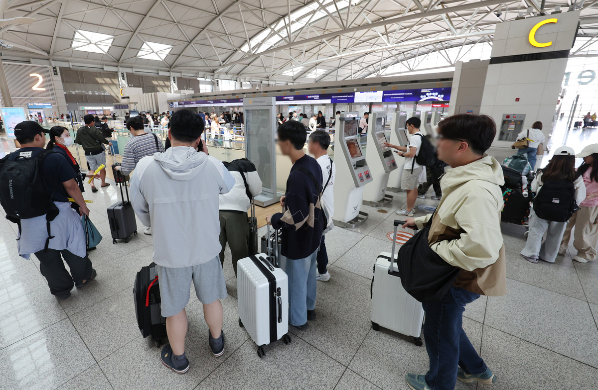 노동절부터 시작되는 황금연휴를 앞둔 30일 인천 중구 인천국제공항 제1터미널 출국장에 여행객들이 출국 수속을 하기 위해 줄을 서고 있다. 뉴시스