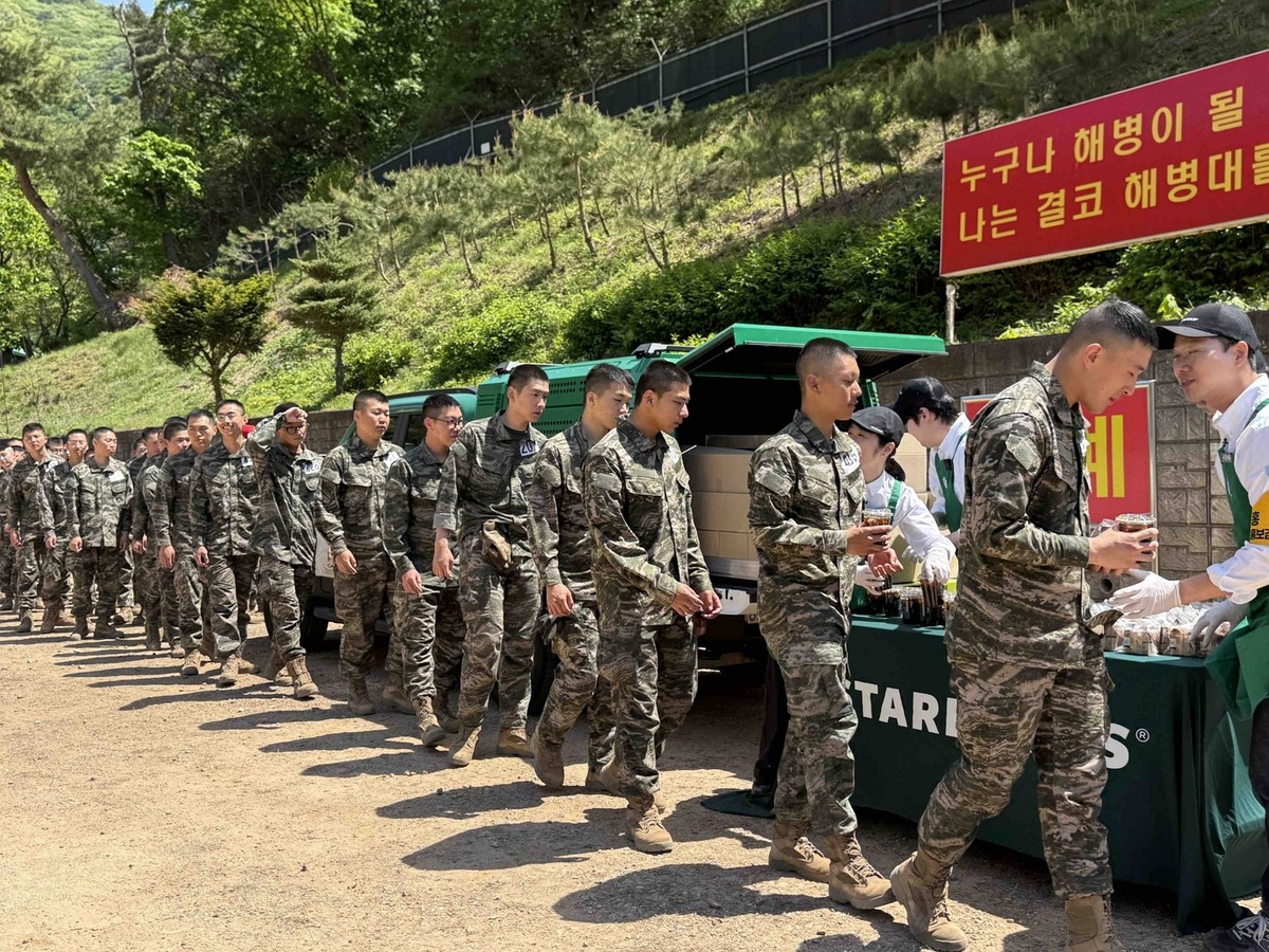강화도 해병대 2사단을 찾은 스타벅스의 이동형 커피 트레일러 스:벅차에서 장병들이 커피를 받고 있다. 스타벅스 코리아 제공