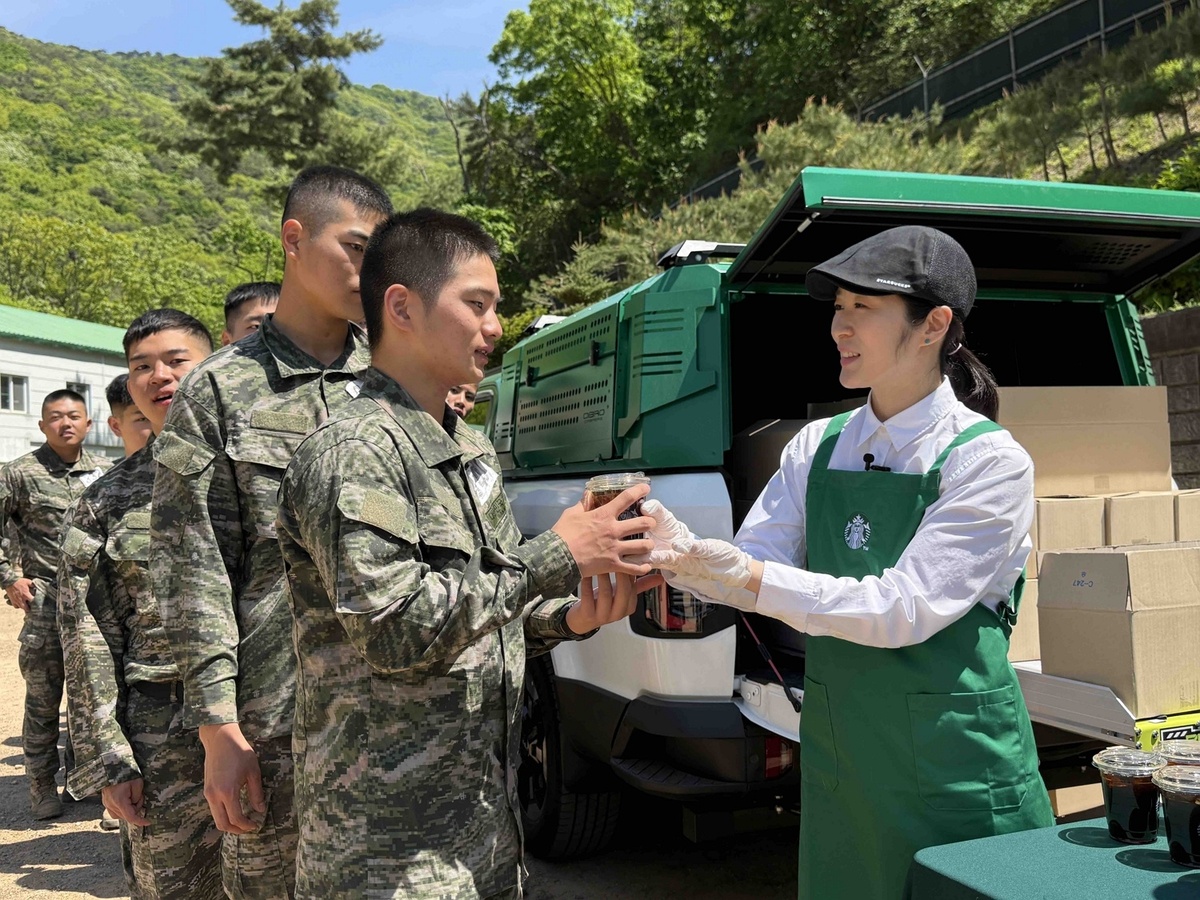 강화도 해병대 2사단을 찾은 스타벅스의 이동형 커피 트레일러 스:벅차에서 장병들이 커피를 받고 있다. 스타벅스 코리아 제공