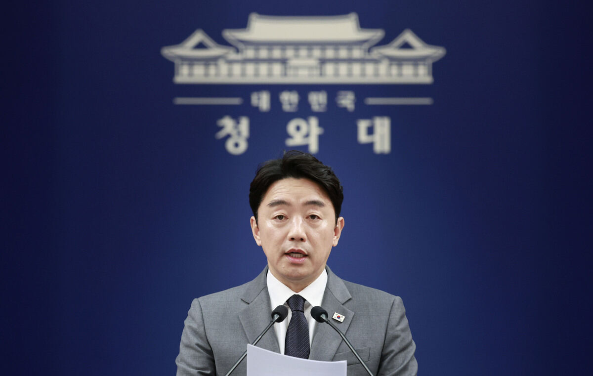 청와대는 5일 강훈식 비서실장 주재로 호르무즈 선박화재 대응 회의를 개최했다. 지난달 29일 강 실장이 청와대에서 브리핑을 하고 있다. 뉴시스