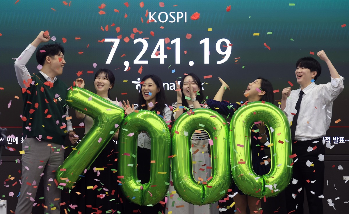 코스피가 7000을 돌파한 6일 서울 중구 하나은행 딜링룸에서 직원들이 7000 돌파 세리머니를 하고 있다. 뉴시스