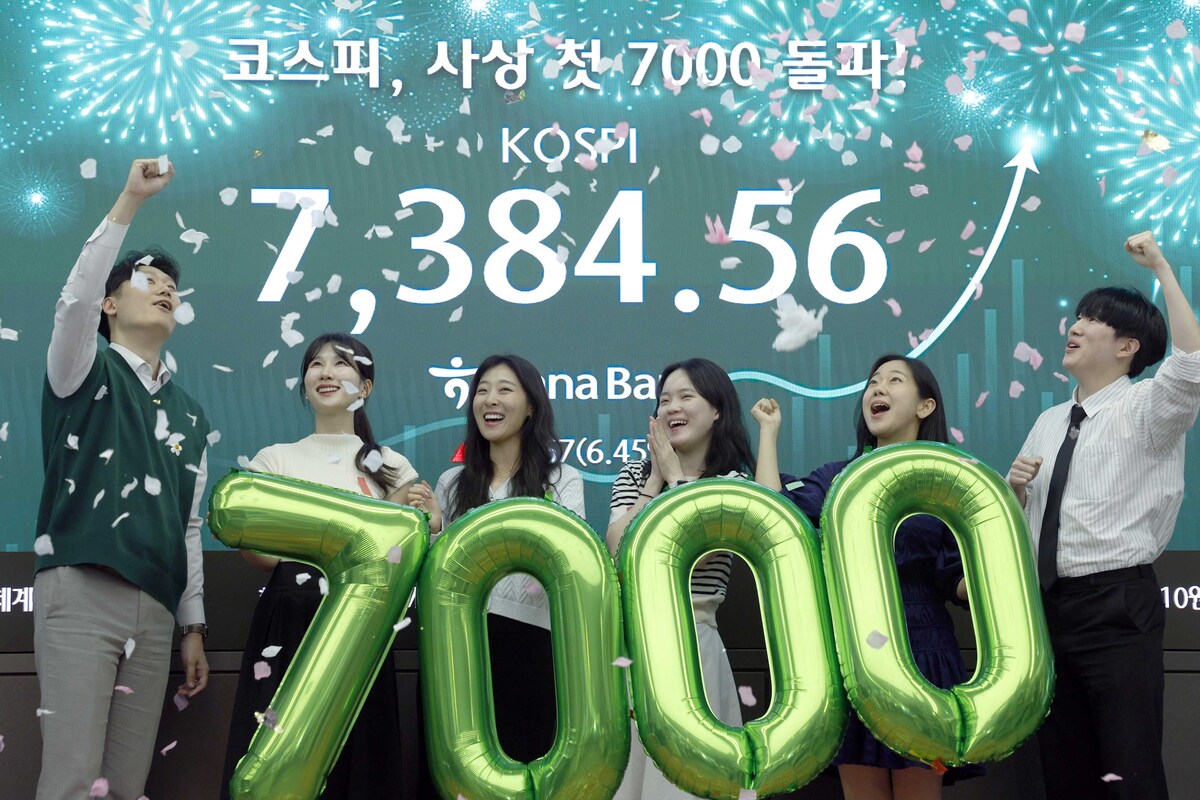 코스피 7,384.56에 마감한 6일 오후 서울 중구 하나은행 딜링룸에서 직원들이 세리머니를 하고 있다. 김두홍 기자