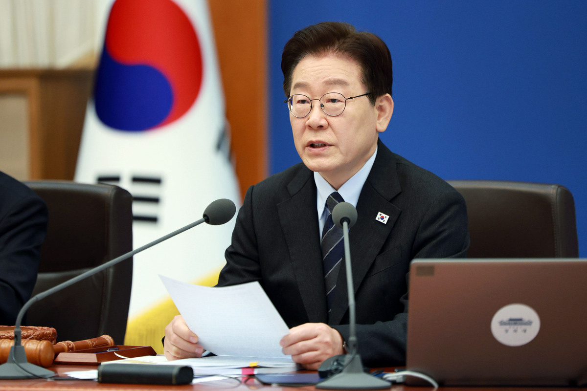 이재명 대통령이 지난달 6일 청와대에서 열린 국무회의 겸 비상경제점검회의에서 발언하고 있다. 이날 이 대통령은 다주택 양도세 중과 유예 종료 당일인 5월9일 신청까지 허용하라고 지시했다. 뉴시스