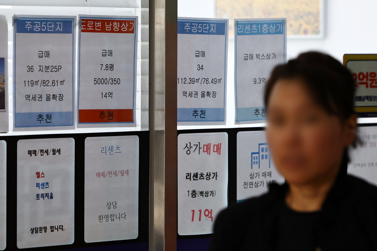 다주택자 양도소득세 중과세가 4년 만에 재개되면서 부동산 시장 전망이 엇갈리고 있다. 세 부담에 따른 ‘매물 잠김’이 집값 상승 압력으로 작용할 수 있다는 전망과, 수요 여력 약화로 상승세가 제한적일 것이라는 분석이 맞서고 있다.&nbsp;서울 시내 한 공인중개사무소에 매물 안내문이 게시돼 있다. 뉴시스