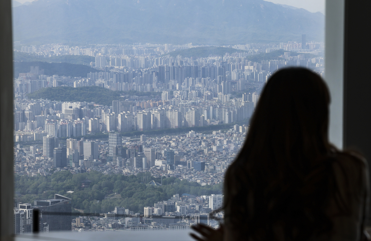 서울 송파구 롯데월드타워 스카이라운지에서 송파와 강남 일대 아파트 단지 모습이 보이고 있다. 뉴시스
