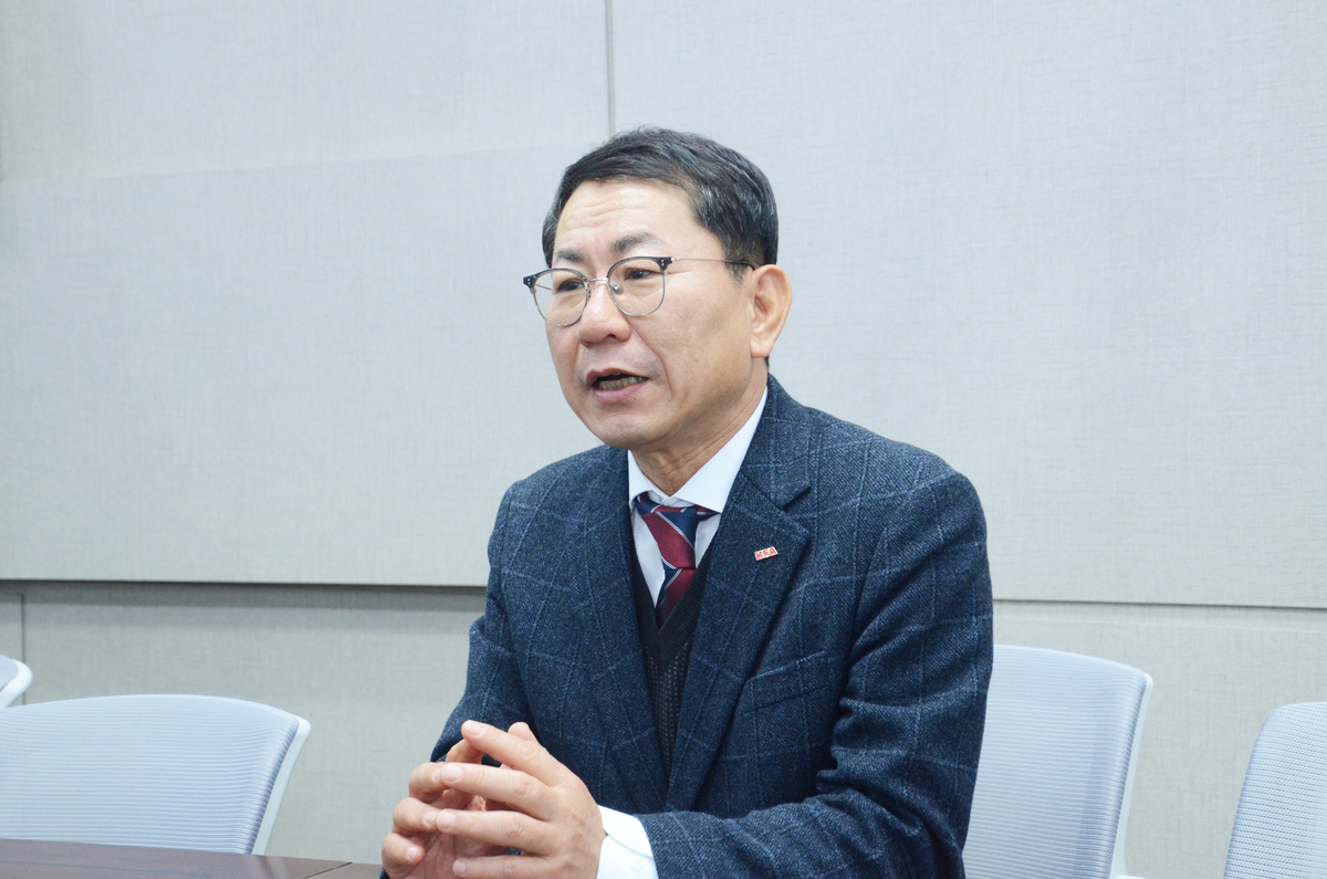 나명석 한국프랜차이즈산업협회장이 취임한 지&nbsp;100일이 지났다. 취임 일성에서 윤리 의식 강화와 국민 신뢰 회복, K-프랜차이즈의 해외 진출을 강조한 그는 관련 정책을 뚝심있게 추진해 신뢰 받는 산업으로 분위기를 쇄신하겠다는 포부를 밝혔다. 한국프랜차이즈산업협회 제공