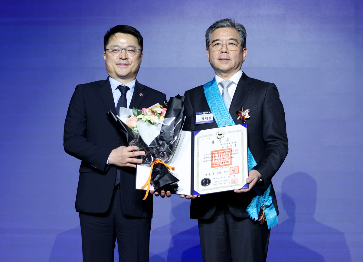 장재훈&nbsp;현대자동차그룹 부회장(오른쪽)이 12일 서울 서초구 JW메리어트호텔에서 열린 제23회 자동차의 날 기념식에서 문신학 산업통상부 1차관으로부터 금탑산업훈장을 수여받은 뒤 기념촬영을 하고 있다. 뉴시스