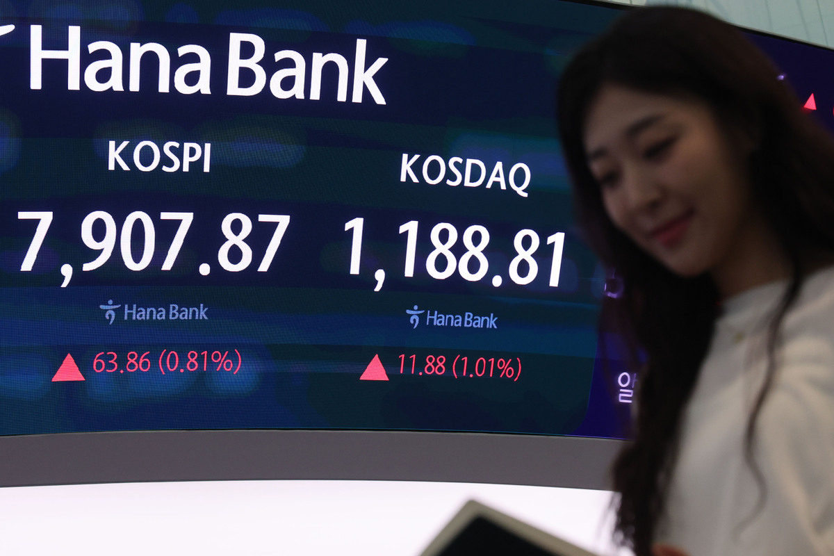 코스피가 전 거래일 대비 29.90포인트(0.38%) 상승한 7873.91에 출발한 14일 오전 서울 중구 하나은행 딜링룸에서 딜러들이 업무를 보고 있다. 뉴시스